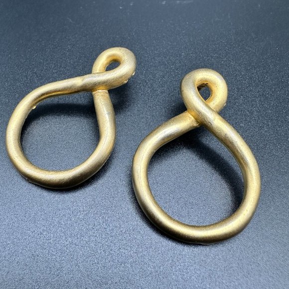 Vintage Gold Tone frosted like number eight  Clip on Earrings - Picture 2 of 7